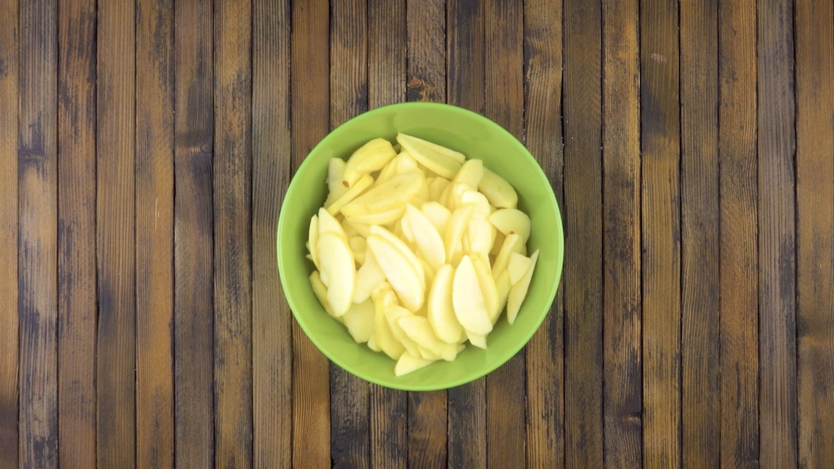 Apfelspalten in einer grünen Schüssel