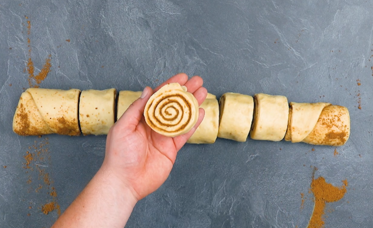 Die Teigrolle wird in 6,5 cm breite Teigstücke geschnitten