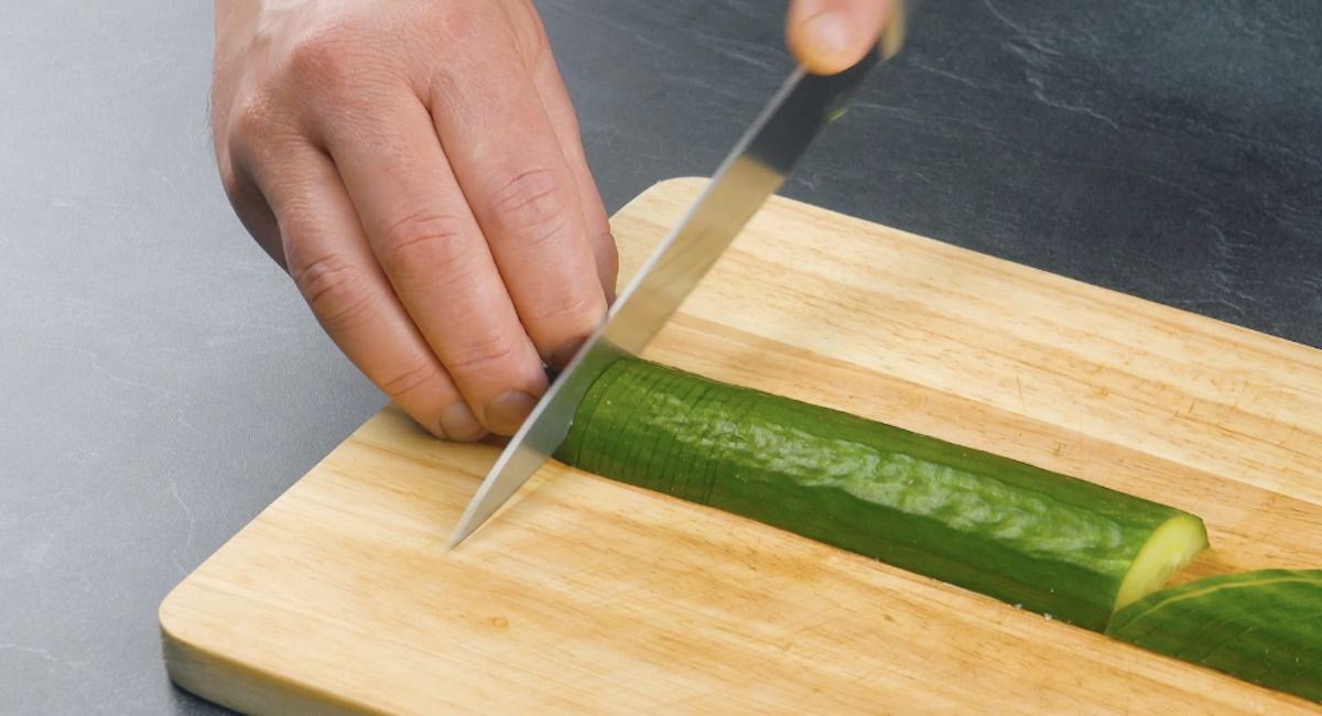 Das andere Gurkenende wird auch in dünne Scheiben geschnitten
