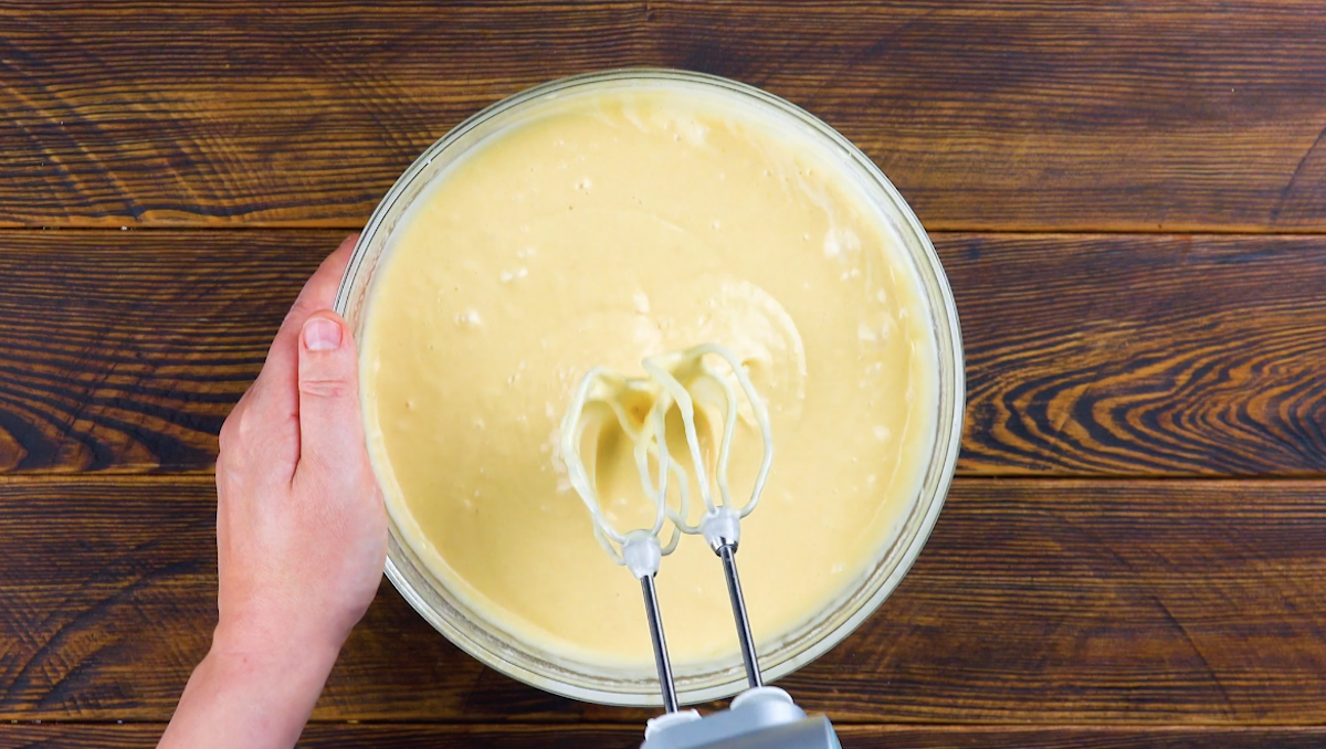 Ein Teig wird in einer Schüssel zubereitet