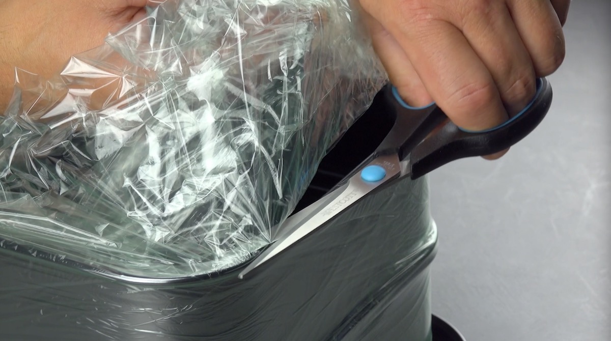 2 quadratische Springformen werden übereinander gestapelt und mit Frischhaltefolie umwickelt