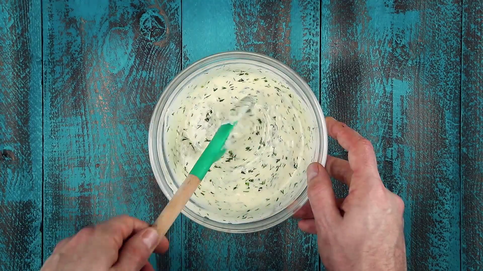 Joghurtdressing wird in Schüssel verrührt