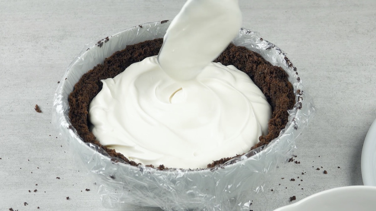 Weiße Schokoladencreme wird in Schokokuchen gefüllt.