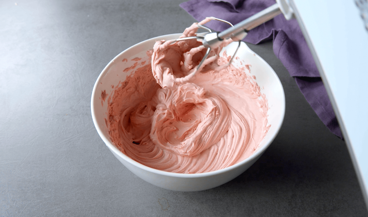 Ruby-Kuvertüre wird mit Sahne aufgeschlagen, sodass eine Mousse entsteht