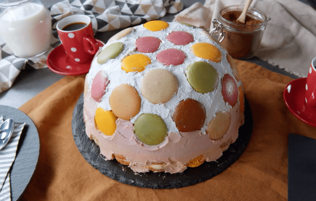 Eine Macaron-Torte mit Sahne, Ruby-Schokocreme und Löffelbiskuits