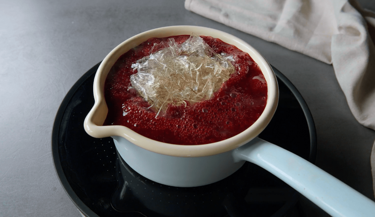 Beerensoße wird mit Gelatine in einem Topf hergestellt