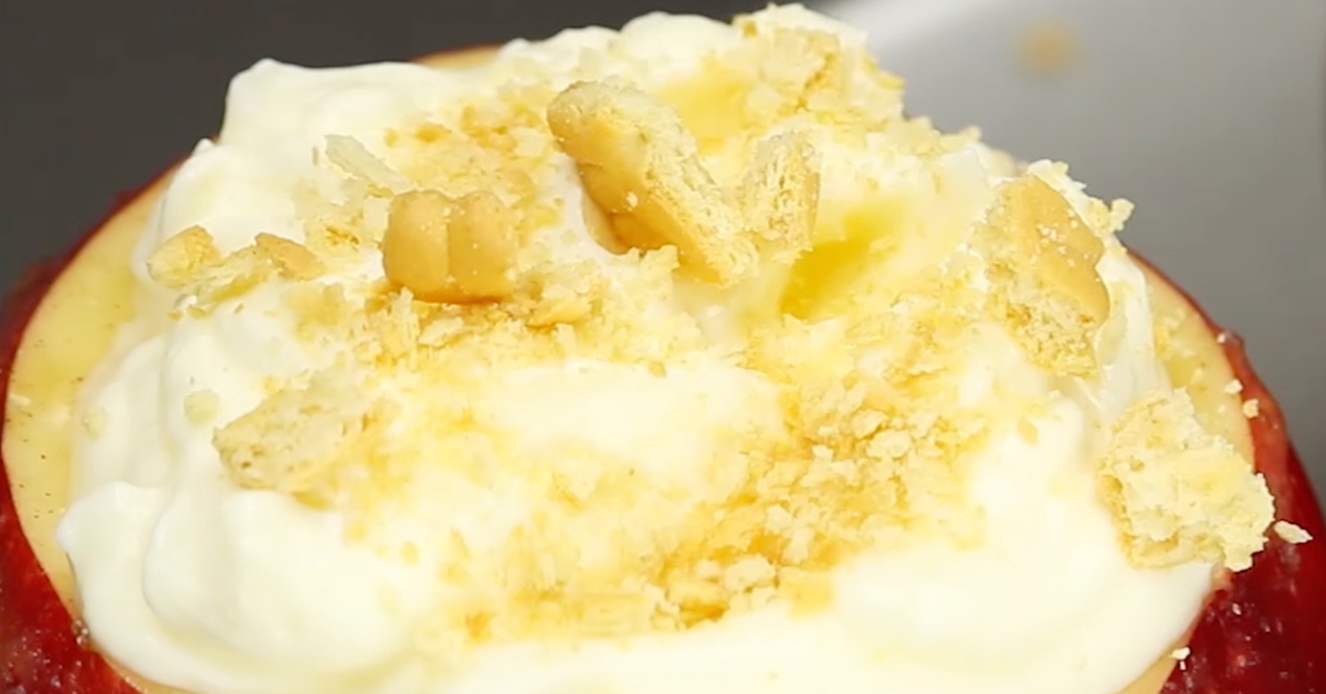 Zerbröselte Butterkekse werden auf Käsekuchen verteilt