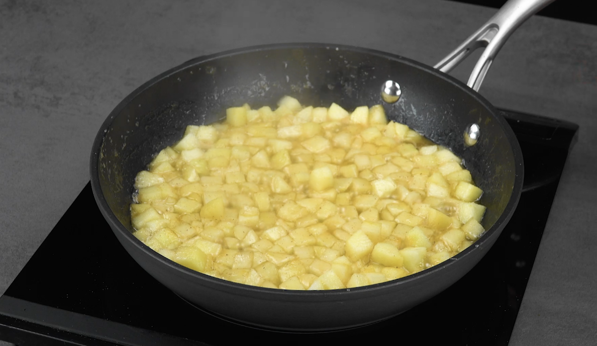 Apfelstücke werden in Pfanne karamellisiert