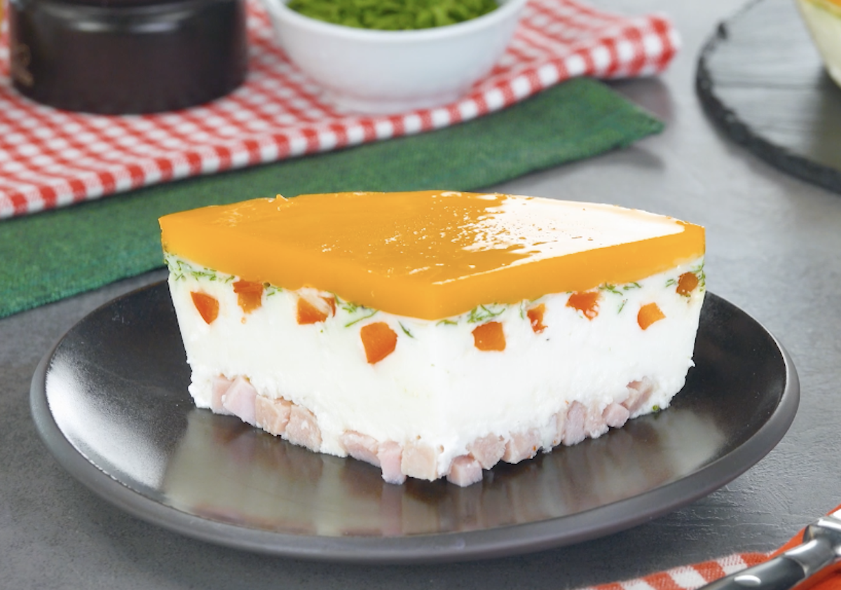 Ein Stück Omelett-Kuchen mit Kochschinken, Tomaten und Petersilie