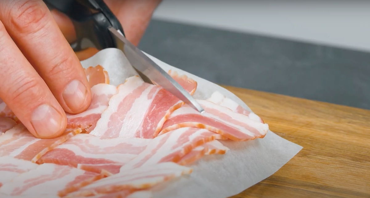Überstehender Rand des Bacon-Geflechts wird mit Schere abgeschnitten