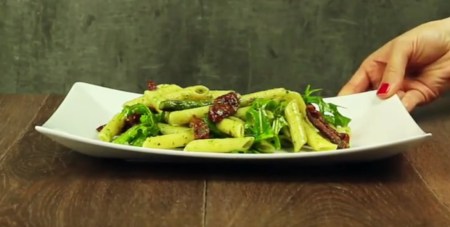 Teller mit leichtem Spargelsalat