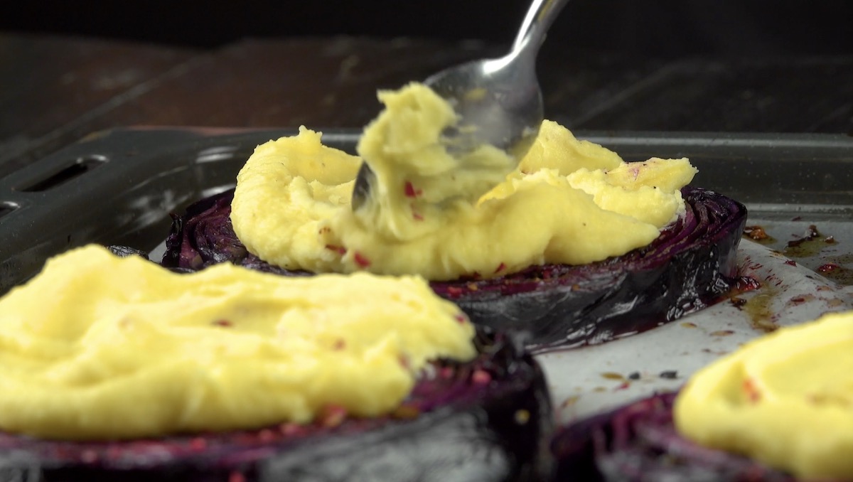 Rotkohlscheiben werden mit Kartoffelpüree belegt