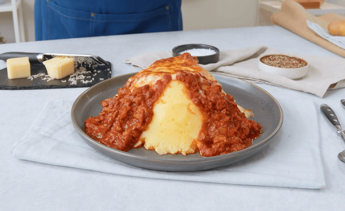 Kartoffelpüree Vulkan mit Bolognese und Käse