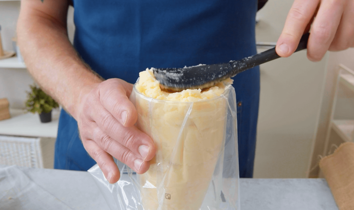 Kartoffelpüree wird in einen Spritzbeutel gegeben