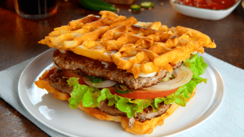 Rezepte mit Pommes: ein Pommes-Burger auf einem Teller.