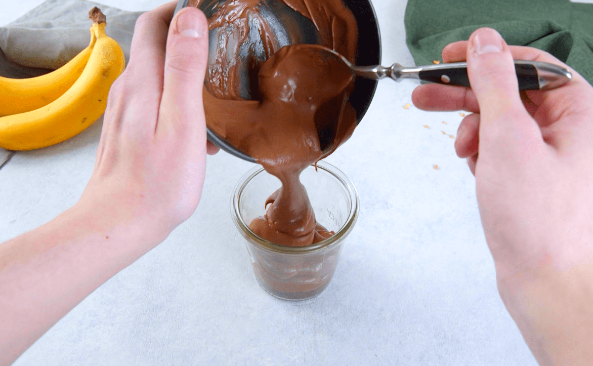 Nutella-Frischkäse-Sahne-Mischung wird in ein Glas gegeben.