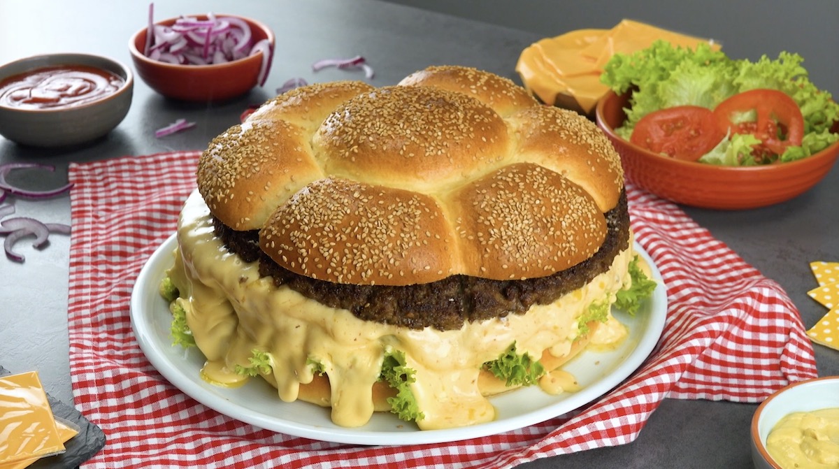 XXL-Burger mit 2 Fleischschichten und viel Käse auf Teller