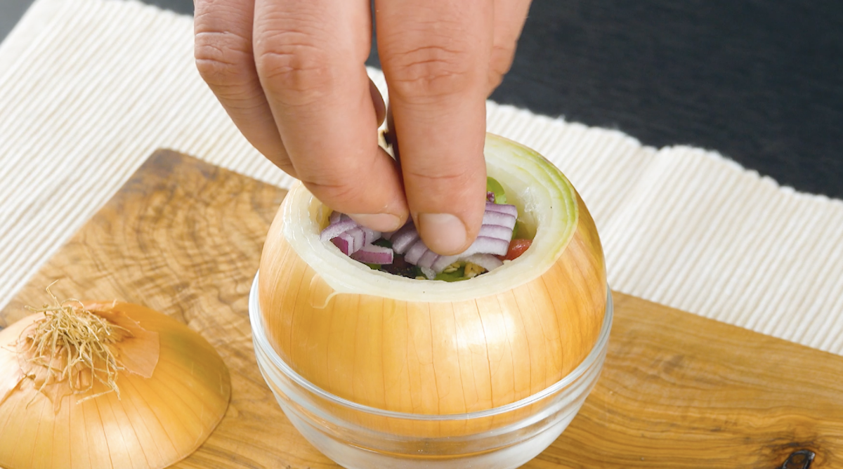 Zwiebel wird mit roter Zwiebel gefüllt