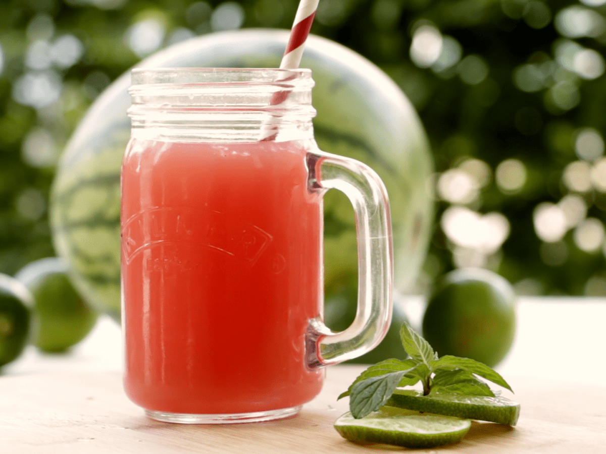 Wassermelonen-Limonade, serviert in einem Glas mit Strohhalm.