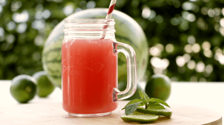 Wassermelonen-Limonade, serviert in einem Glas mit Strohhalm.