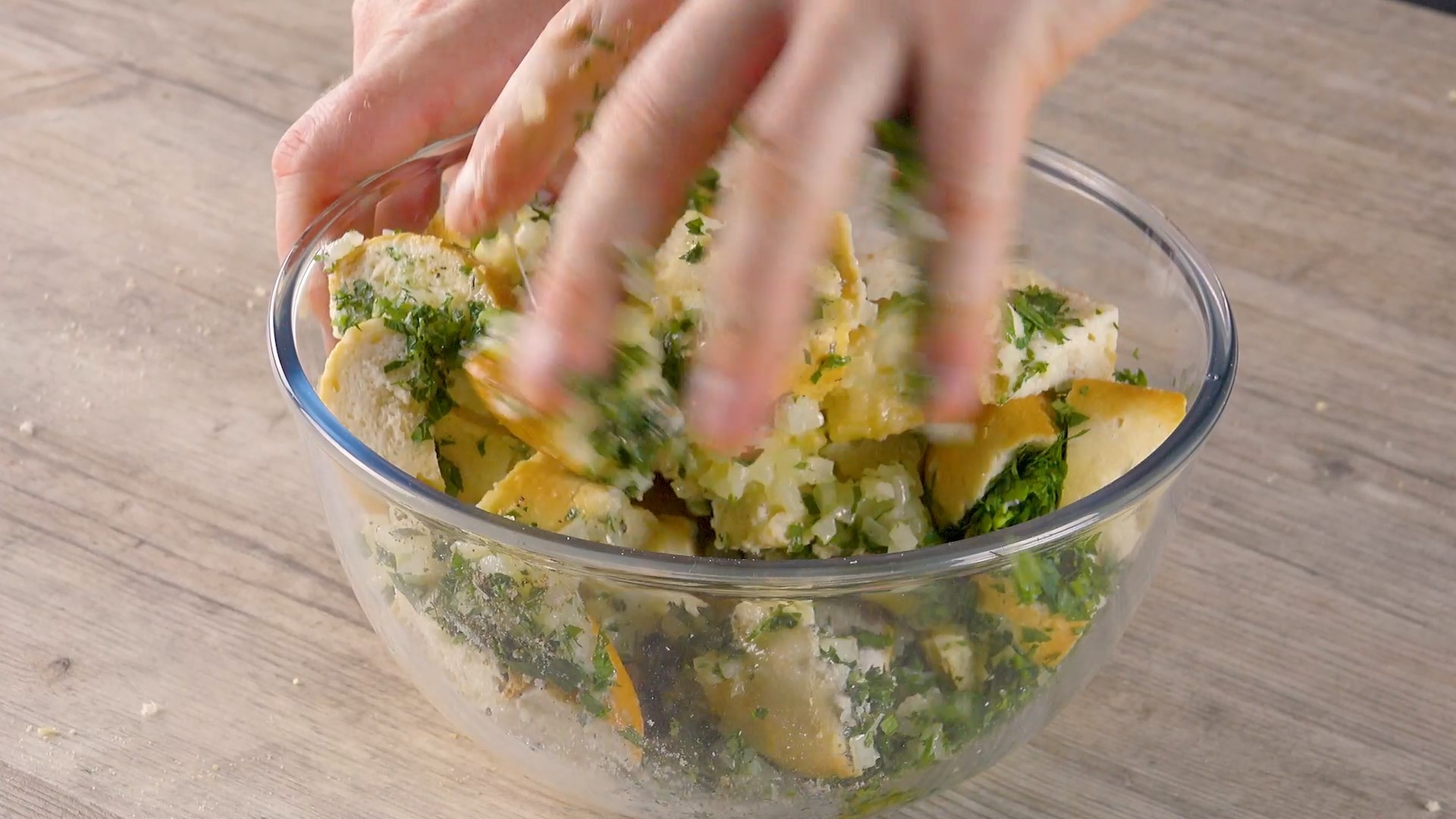 Die Zutaten für Semmelknödel werden in einer Schüssel mit den Händen verknetet