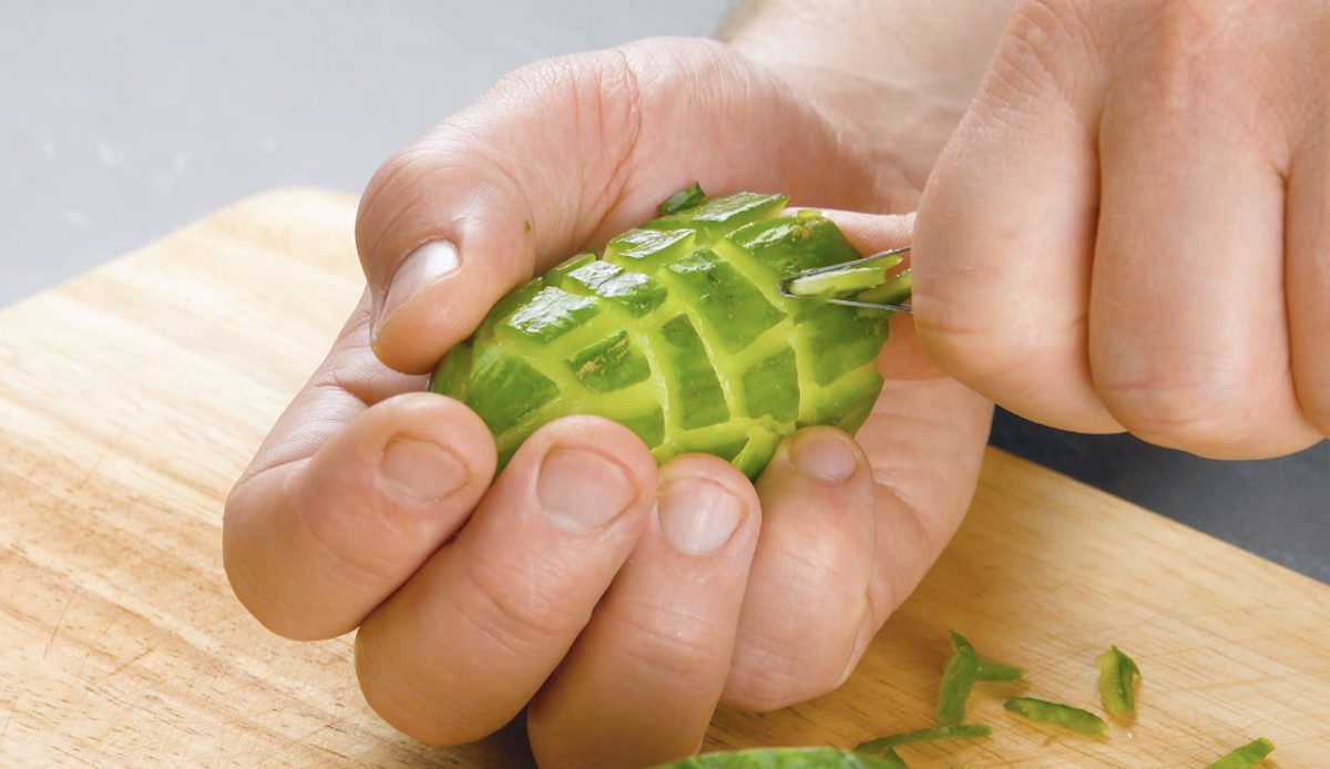 Muster eines Schildkrötenpanzers wird in Gurkenendstück geschnitzt