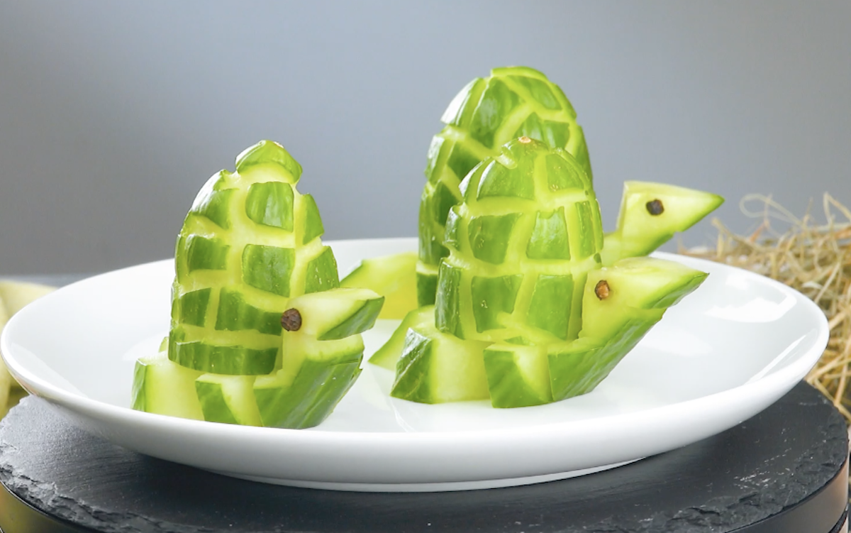 Drei Schildkröten, die aus Gurke geschnitzt wurden