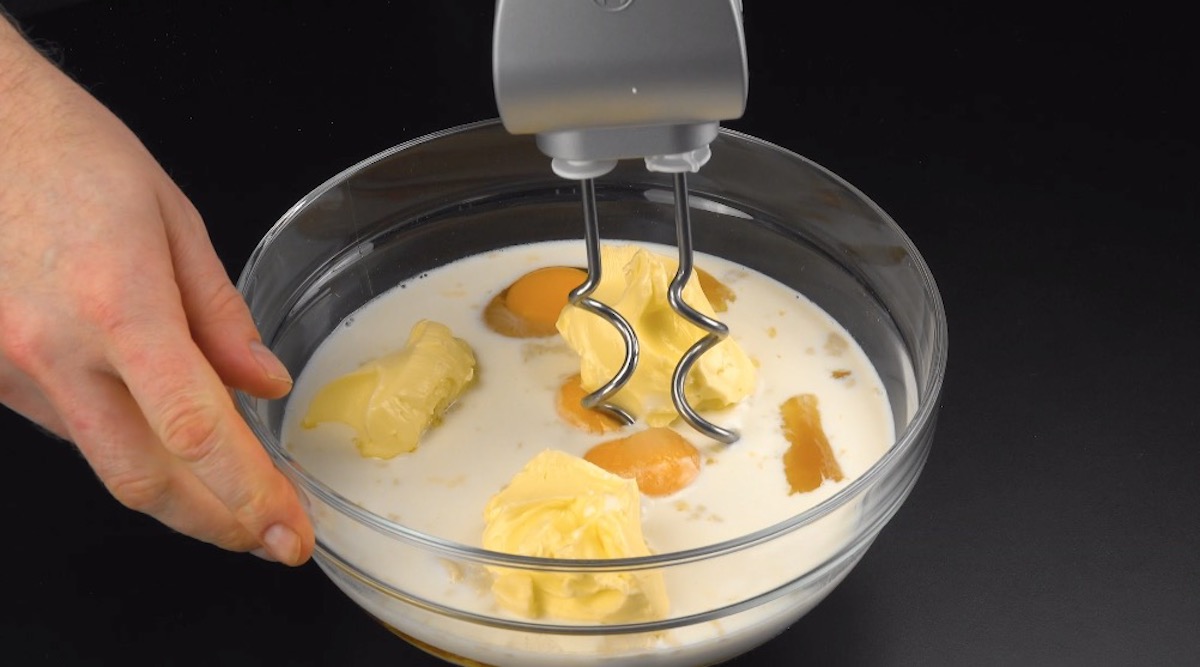 Zutaten für Hefeteig werden mit Handrührgerät verknetet