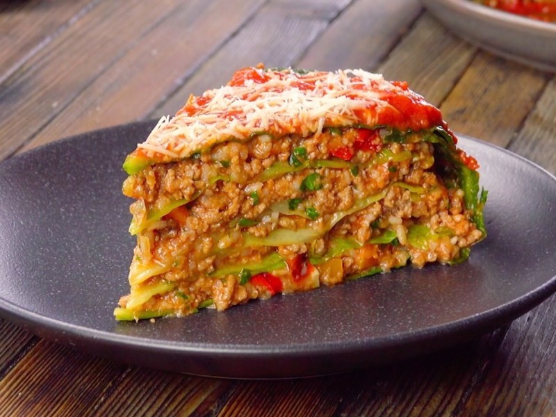 Ein Stück Wirsingkuchen mit Hackfleisch.