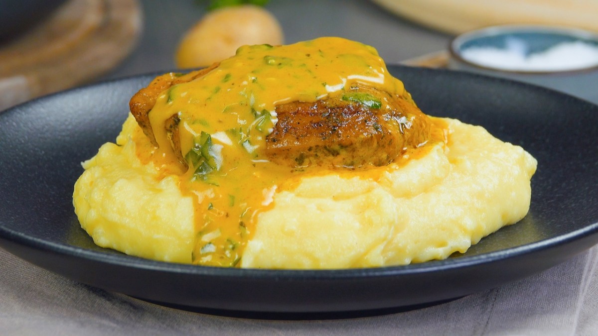 Hähnchenschenkel in Parmesan-Sahnesoße mit Kartoffelbrei.