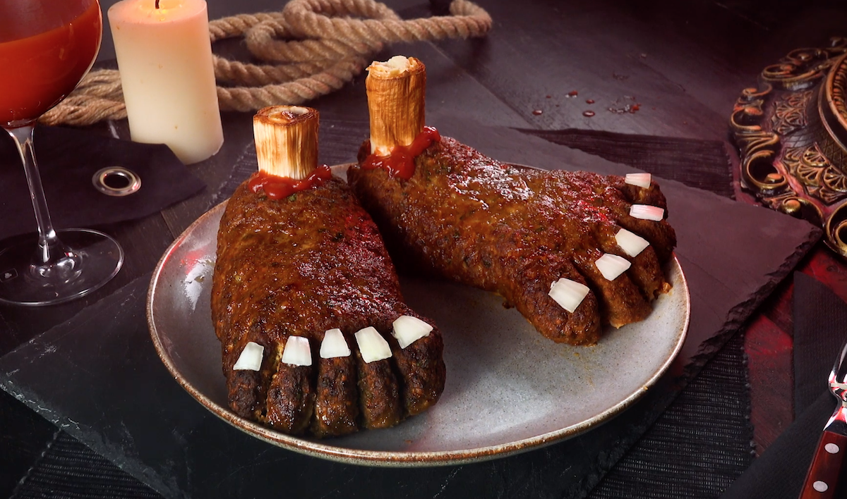 Gruseliges Halloween-Rezept: zwei Füße aus Hackfleisch