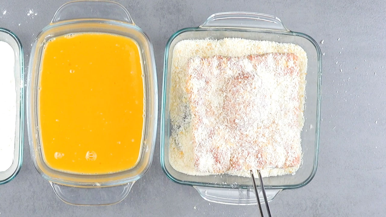 XXL-Ravioli wird in Semmelbröseln paniert