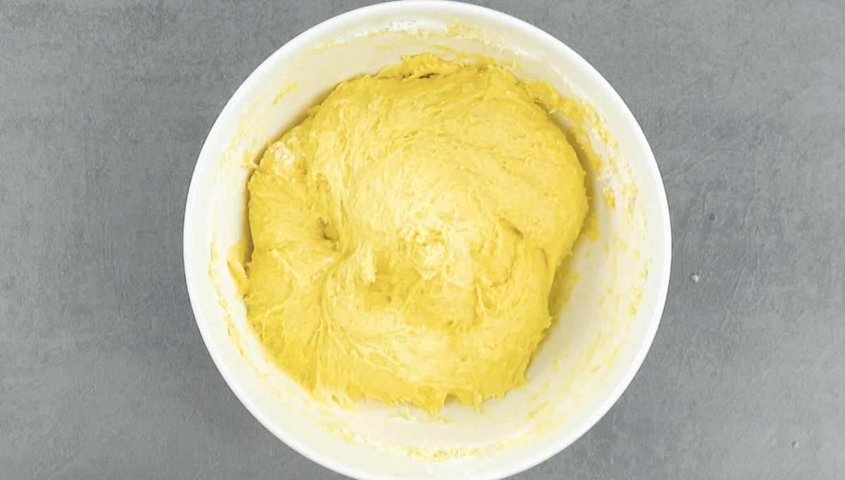 Maisbrot-Teig in Schüssel