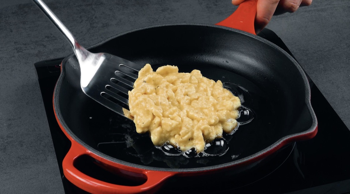 Spätzle werden als Rösti in einer Pfanne angebraten