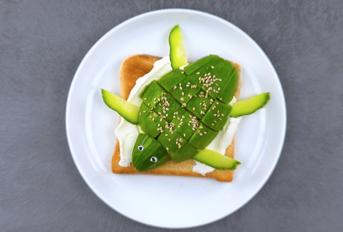 Eine Schildkröte aus Salatgurke, Avocado und Frischkäse