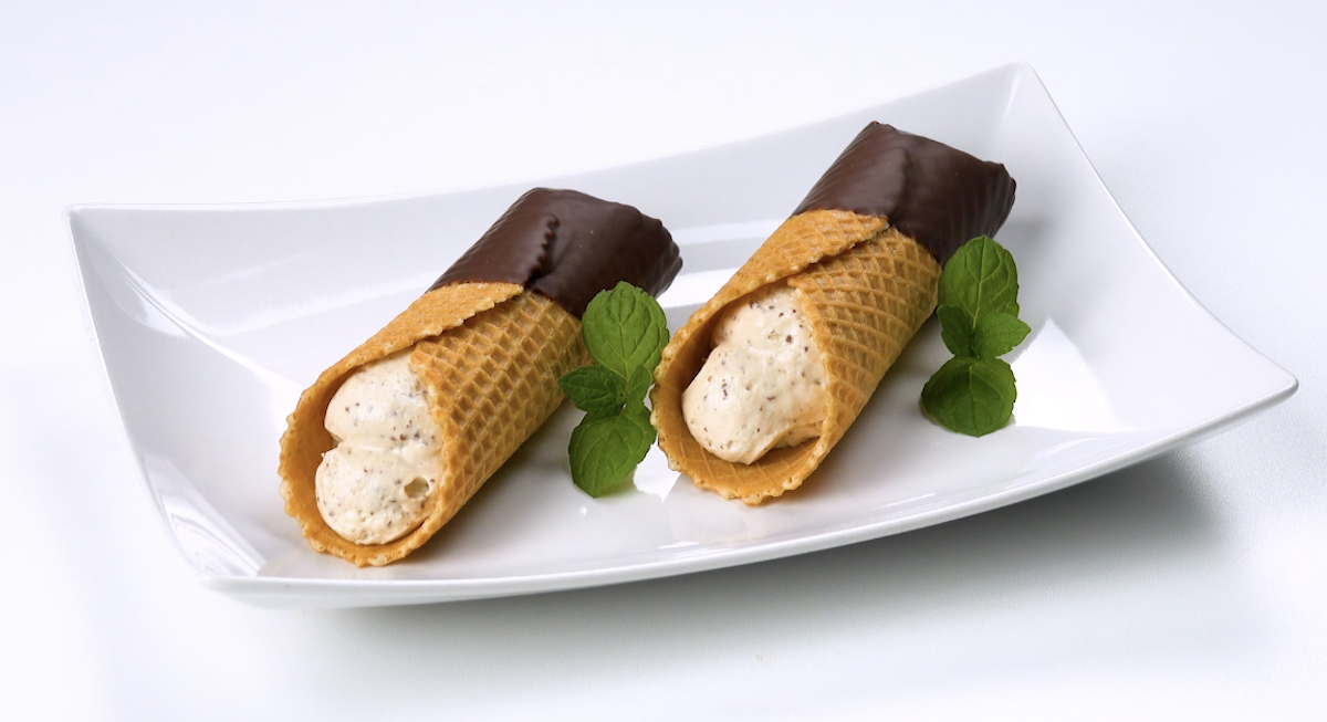 2 Waffel-Röllchen mit Cremefüllung, in Schokolade getunkt