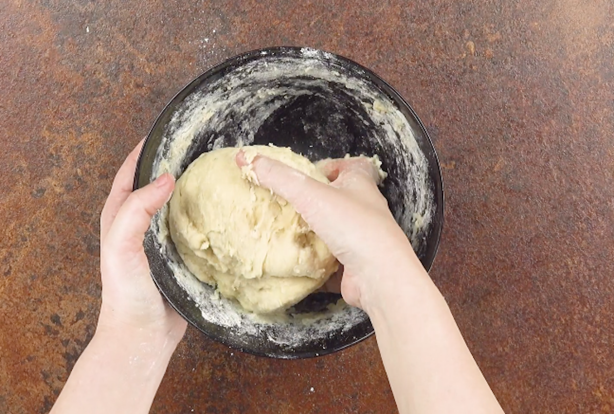 Ein Teig wird in einer Schüssel geknetet