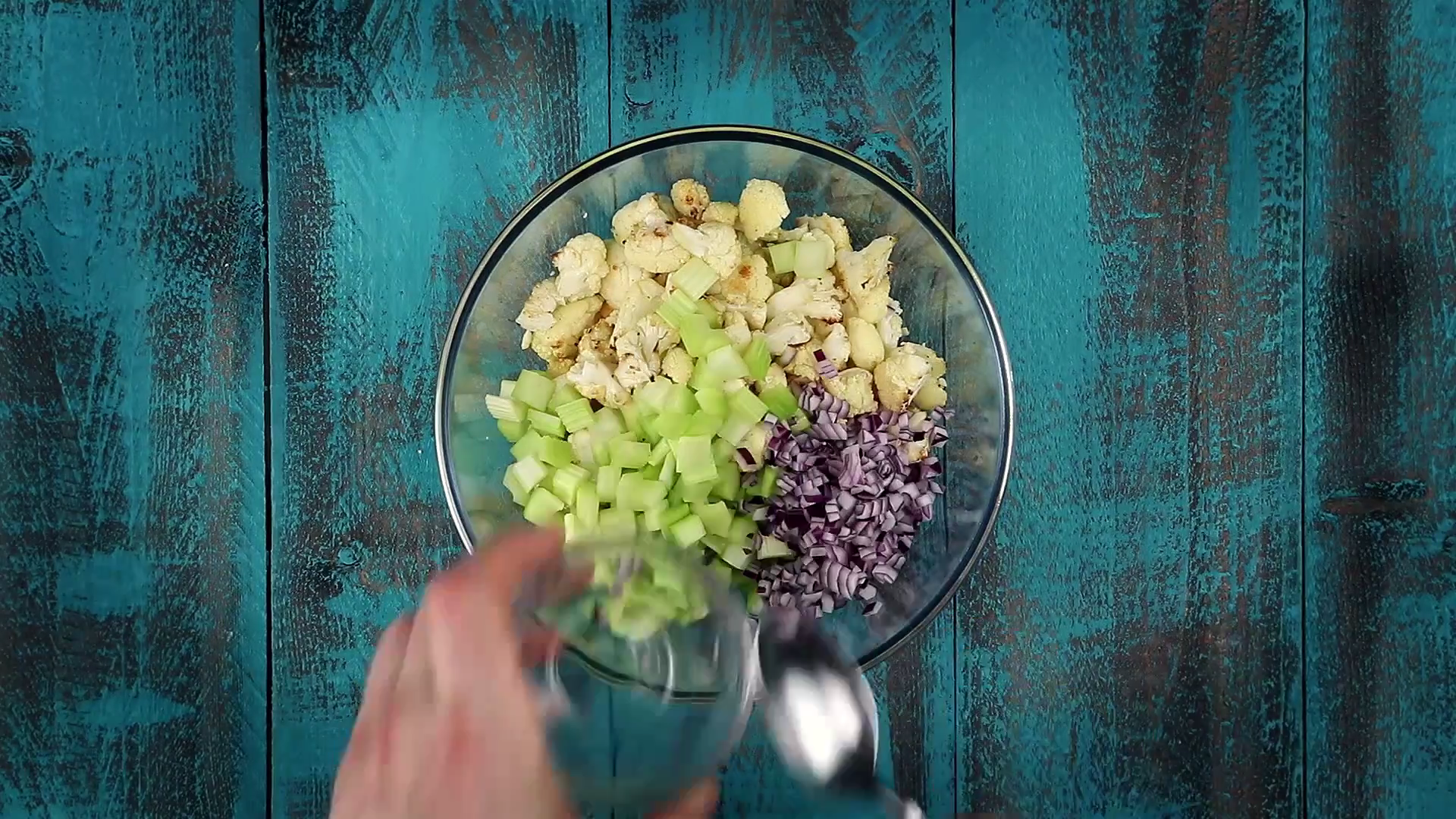 Zutaten fürs Dressing werden in Schüssel gegeben