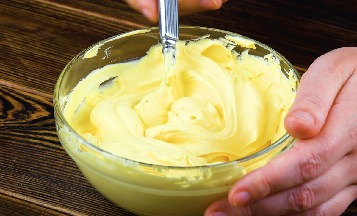 Ein cremiges Frosting wird in einer Schüssel zubereitet