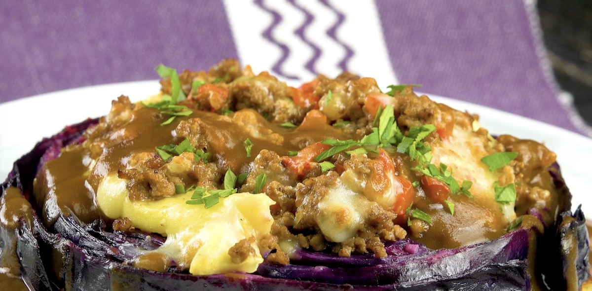 Rotkohlsteak mit Kartoffelpüree und Hackfleisch in Nahaufnahme