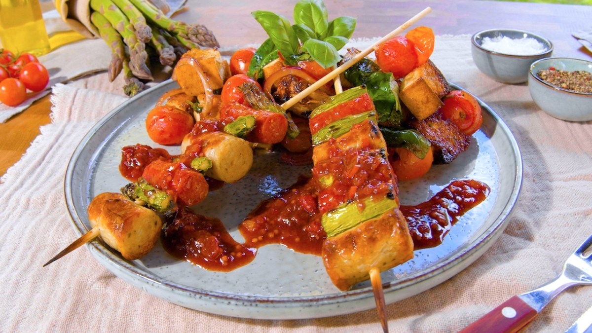 Spargel-Grillspieße auf einem Teller.