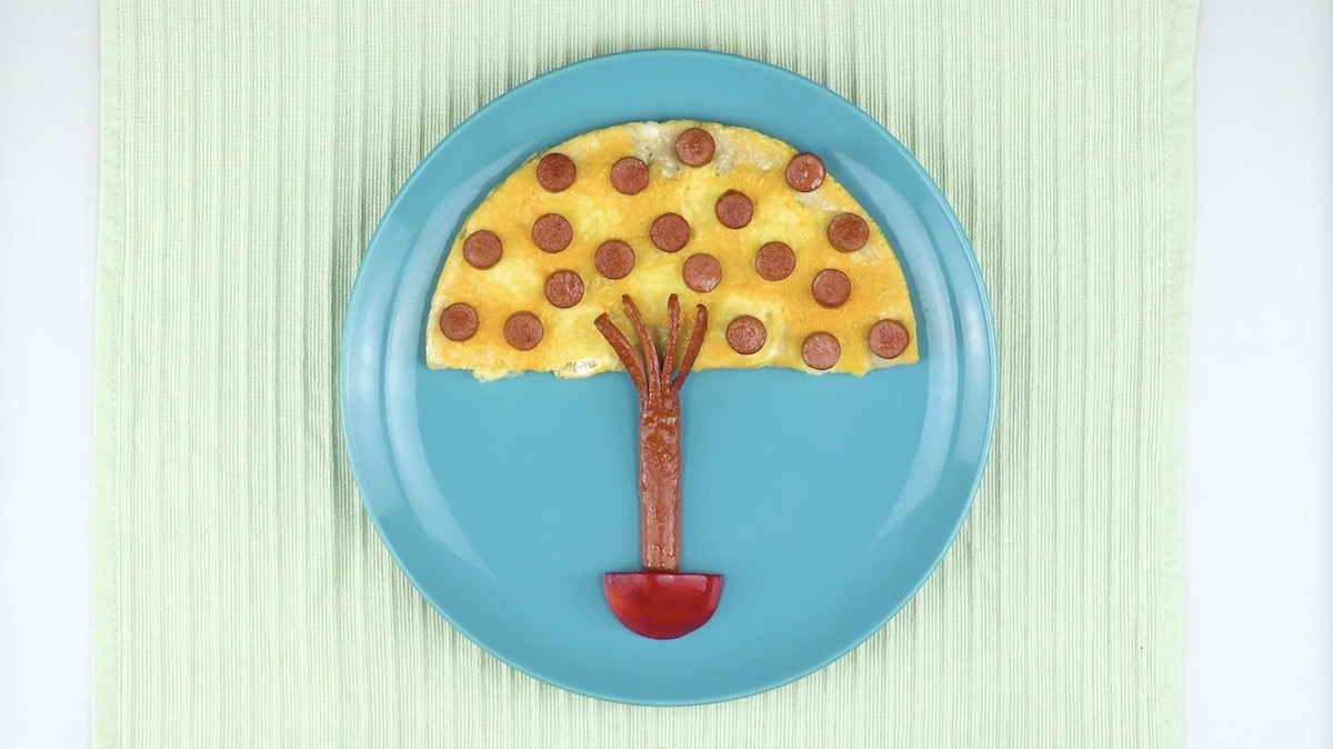 Omelett-Bäumchen mit Würstchen auf Teller