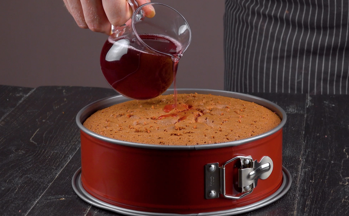 Kirschsaft wird über gebackenen Kuchen gegossen