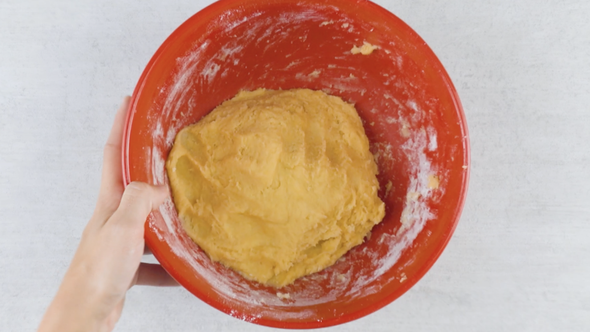 Keksteig in roter Schüssel