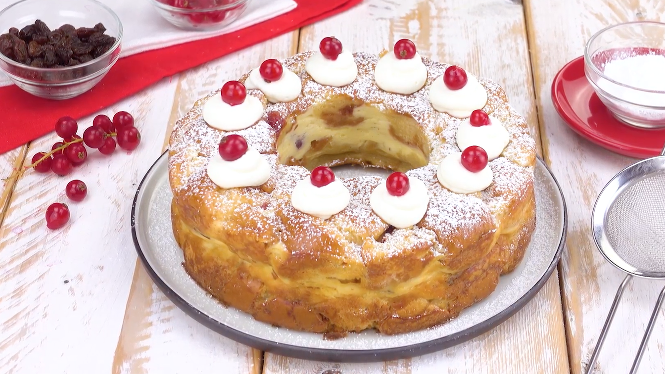 Milchbrötchen-Partyrot mit Quark und Rosinen und Sahnetupfen mit Johanisbeeren