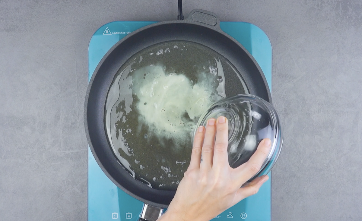 Eiklar wird in heiße Pfanne gegeben