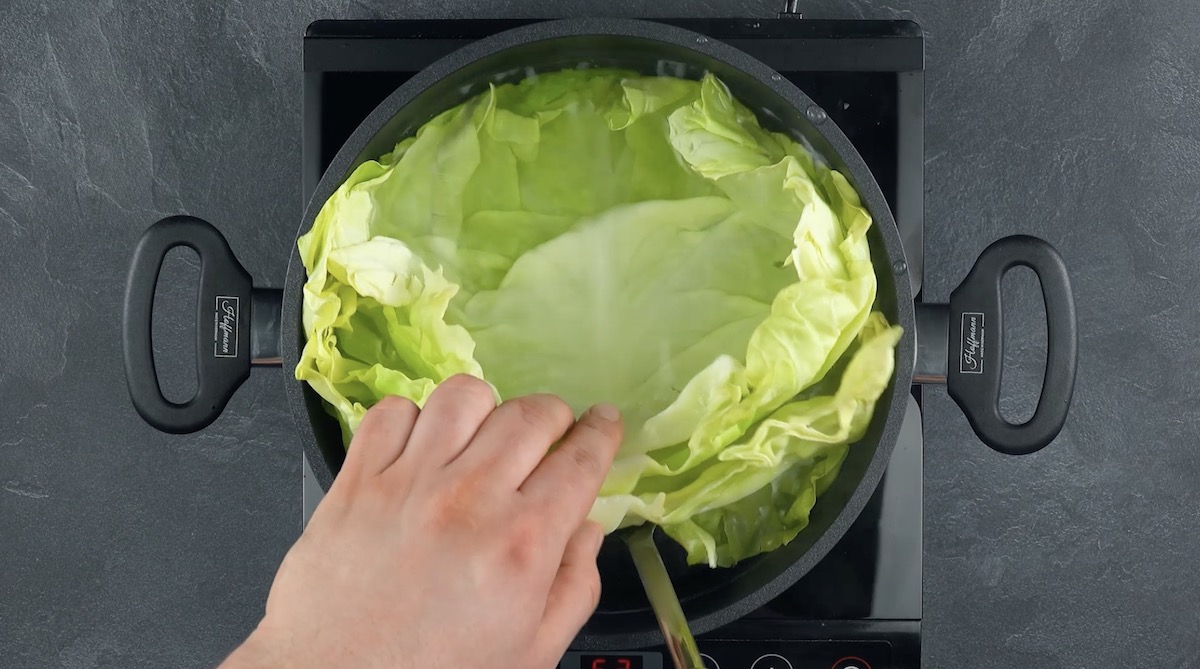 Spitzkohl Blätter werden in einem Topf blanchiert