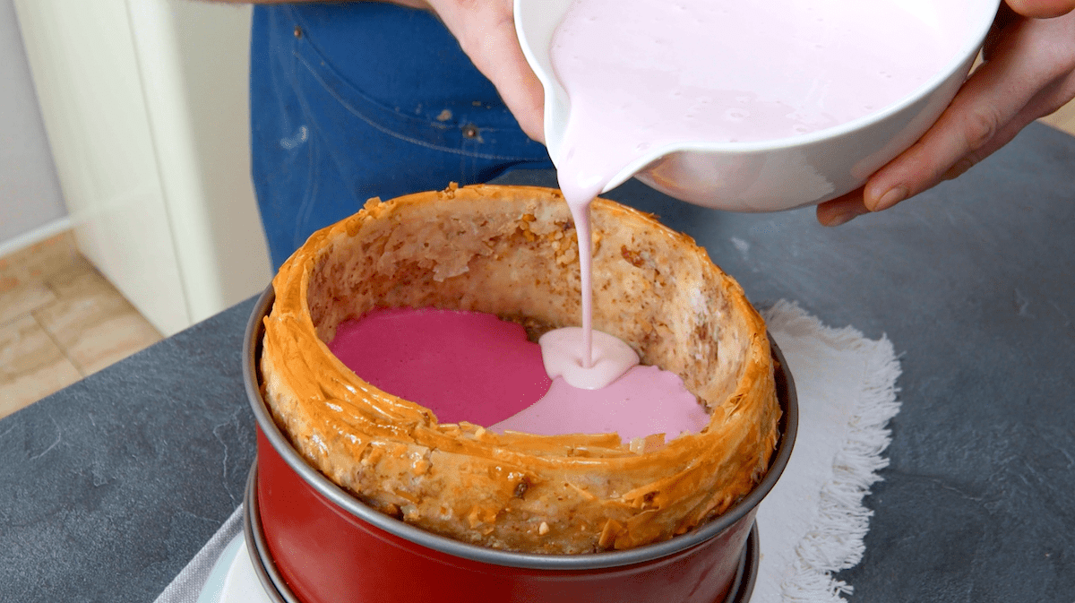 Himbeercreme wird in Baklava-Ring gefüllt