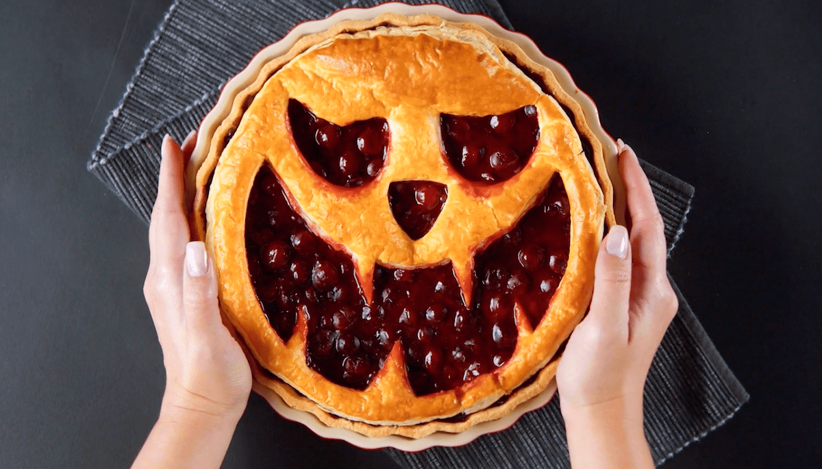 Halloween-Kuchen mit Kürbisfratze