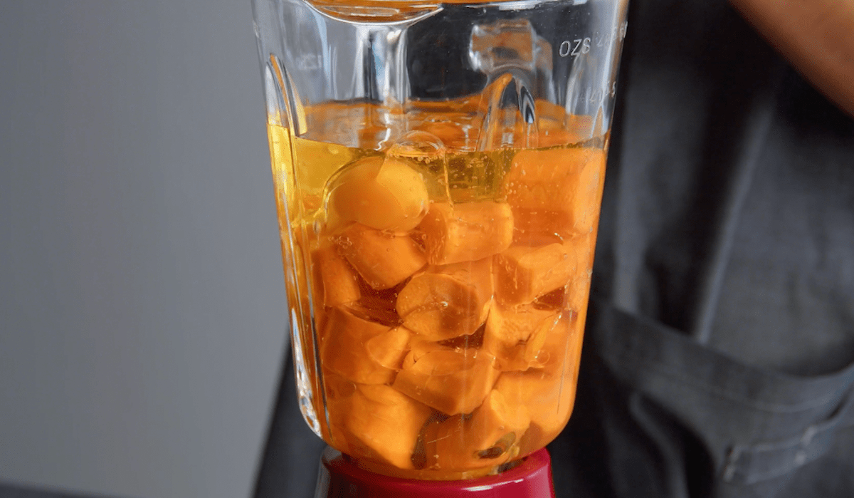 Klein geschnittene Möhren in einem Mixer